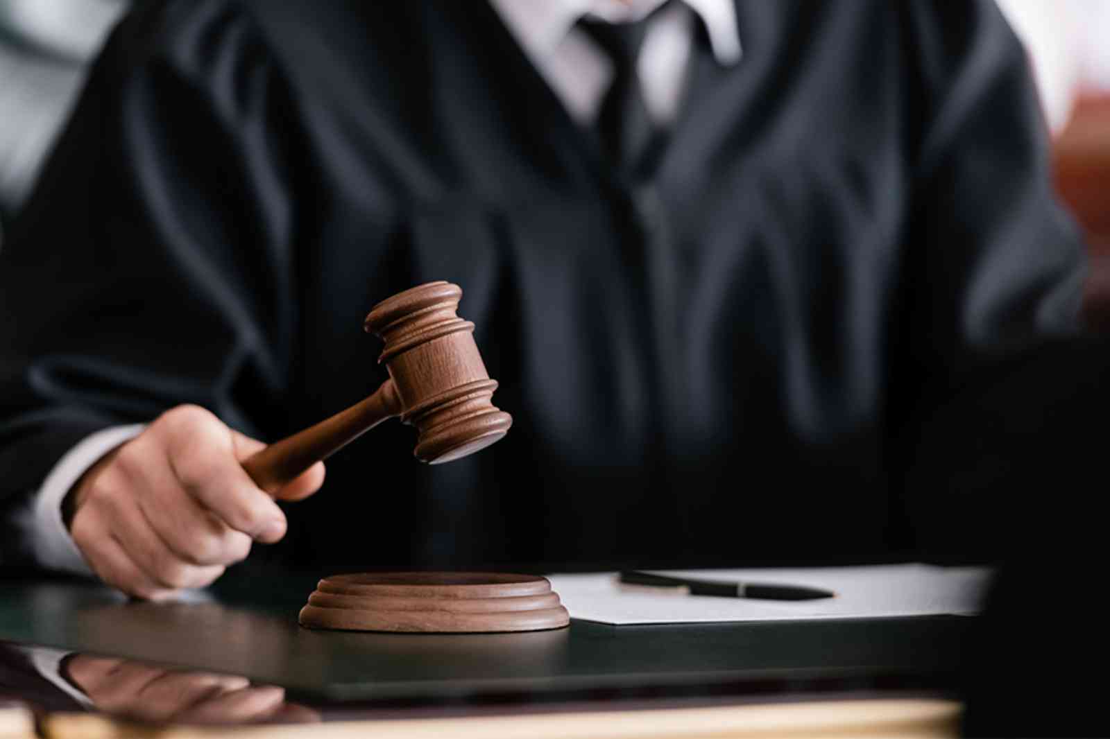 Richter mit Richterhammer